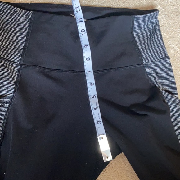 Old navy Active High Rise Leggings with Pockets - Picture 9 of 9